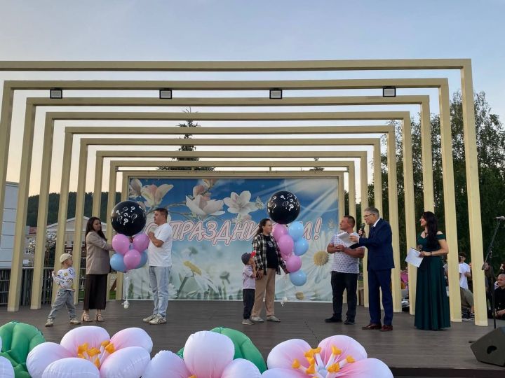 Гаилә - тормышның нигезе: Кукмараның Комсомол мәйданында бәйрәм чарасы узды