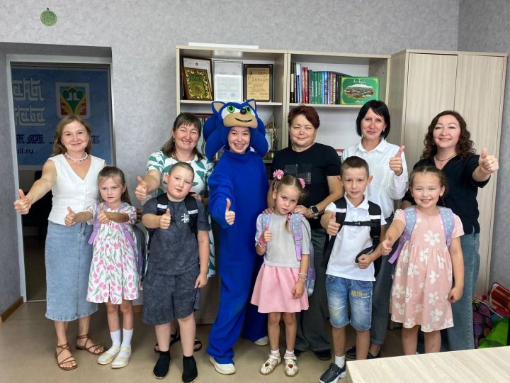 «В добрый путь!»: в редакции газеты «Хезмет даны» вручили подарки от АО «ТАТМЕДИА» будущим первоклассникам