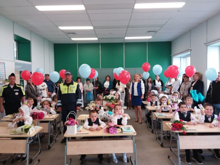 В День знаний сотрудники ГАИ Кукмора напомнили первоклассникам о ПДД