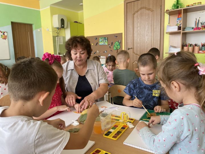Балаларга җылы сүз, ихлас күңел: Кукмарадан Сания Хәбибуллина 40 ел «Кыңгырау» балалар бакчасында хезмәт куя