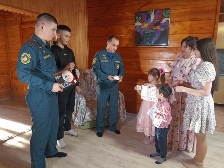 Төтенне сизә, хәвефне кисәтә: Байлангардан күпбалалы гаилә йортына янгын чыгу турында хәбәр бирүче җайланма урнаштырылды