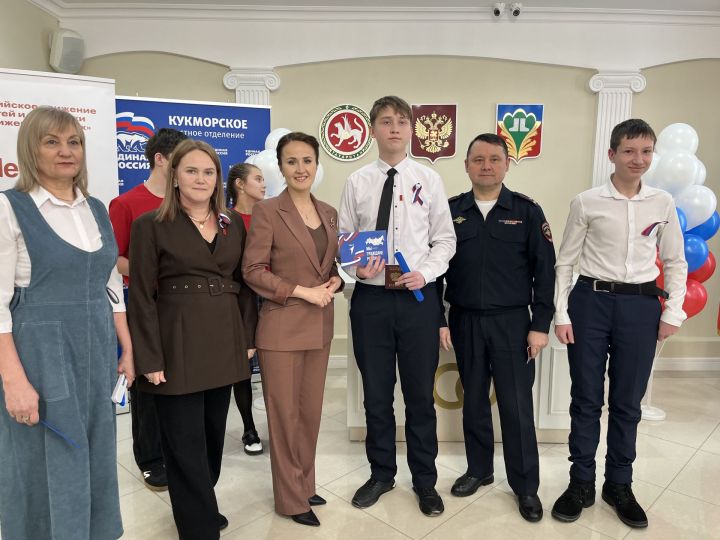 Кукмара районында тантаналы вакыйга: Үсмерләргә паспортлар тапшырылды