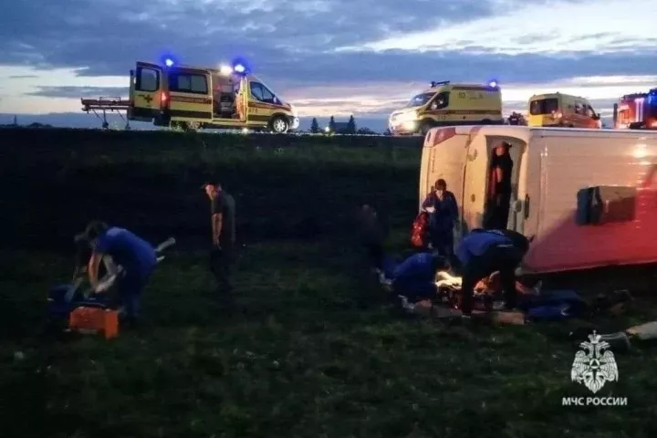 В Татарстане автобус с пассажирами вылетел в кювет: пострадали 15 человек