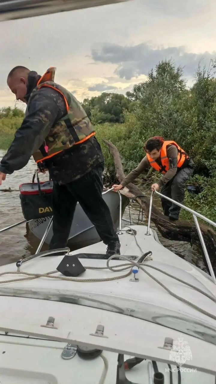 На Каме спасли троих человек, оказавшихся в беде на лодке