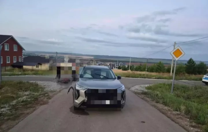 Манзараста электроскутер йөртүче бала чит ил автомобиленә бәрелгән