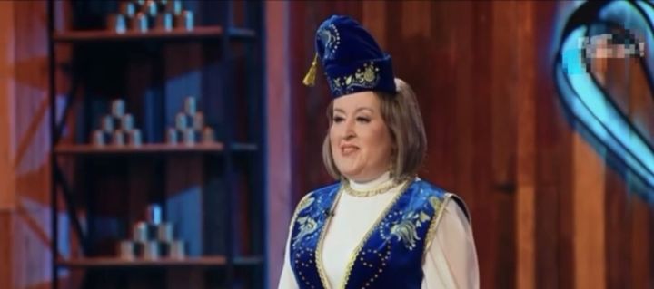 Венера Салахутдинова из Кукмора представила Ивлеву татарский талкыш калеве